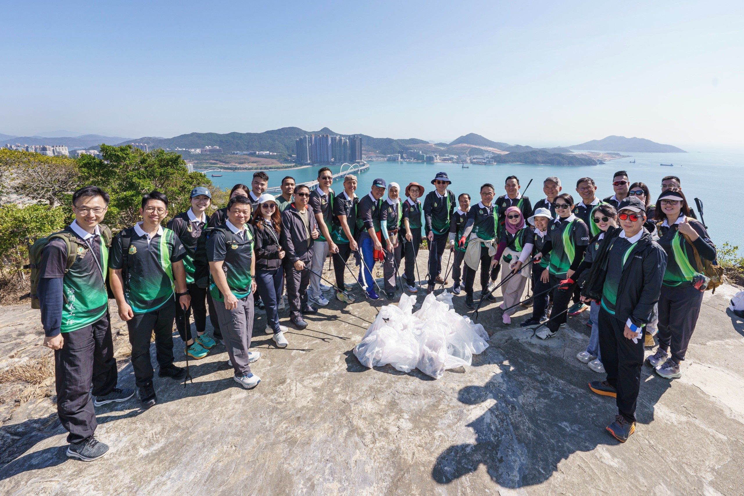 海關關長與東盟成員國駐港總領事攜手清潔郊野